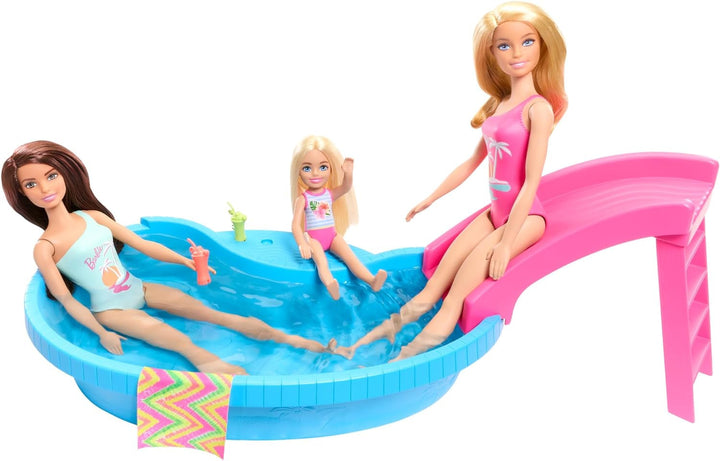 Păpușă Barbie și accesorii - piscină cu tobogan și accesorii pentru ore de distracție la soare, costum de baie roz cu design tropical, pentru copii de la 3 ani, HRJ74
