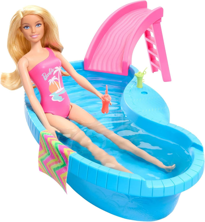 Păpușă Barbie și accesorii - piscină cu tobogan și accesorii pentru ore de distracție la soare, costum de baie roz cu design tropical, pentru copii de la 3 ani, HRJ74